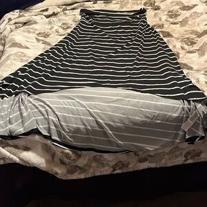 Skirt. Black and White.  Size L